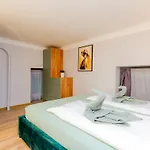 Boulevard Nest W Terrace & Ac By Nw * 부다페스트